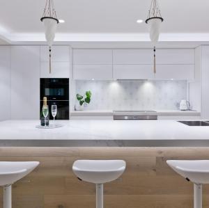 Pintura moderna en forma de l diseños de gabinetes de cocina con isla