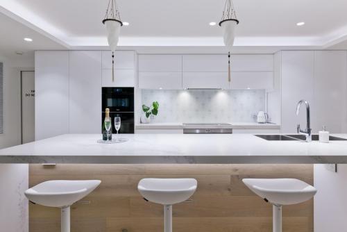 Pintura moderna en forma de l diseños de gabinetes de cocina con isla
