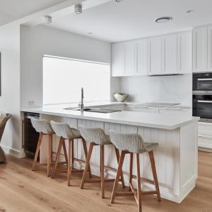 Los fabricantes de gabinetes de cocina de madera maciza diseñan opciones de gabinetes agitadores con buena calidad