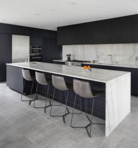 Forme unidades modernas de gabinetes de cocina negros con fregadero