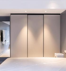 Conception moderne d'armoire à portes coulissantes en contreplaqué pour chambre à coucher