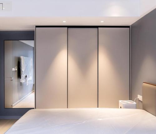 Diseño moderno de armario de puerta corredera de contrachapado para dormitorio