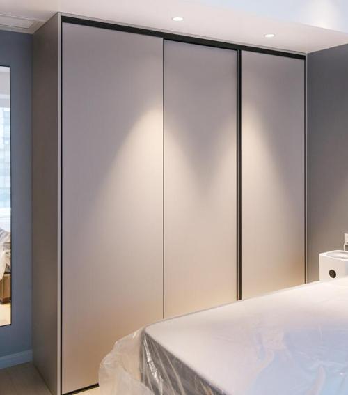 Diseño moderno de armario de puerta corredera de contrachapado para dormitorio