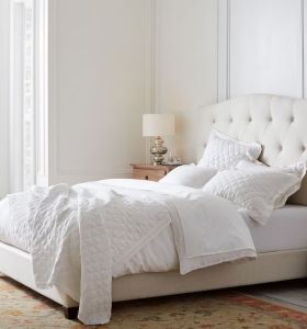 Conjunto de diseño de cama de tapicería de tela con cabecera