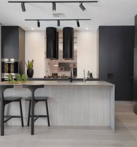 Casa de estilo industrial, diseño de gabinete de cocina de laca gris oscuro