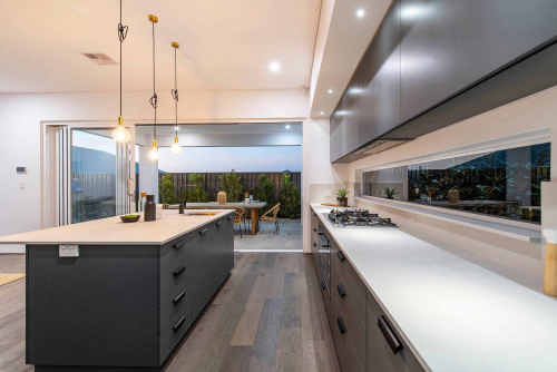 Casa de estilo industrial, diseño de gabinete de cocina de laca gris oscuro