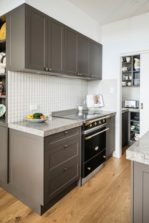 Proyecto de muebles de cocina de color marrón con agitador de gabinete de cocina con fregadero e isalnd