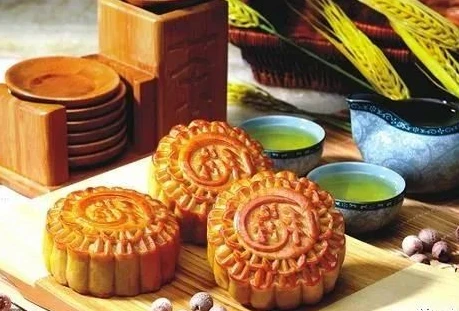 Eat moon cakes