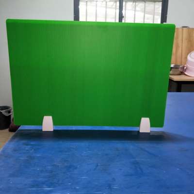 Recyclable and light weight Cheap price Table divier plastic board with support