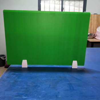 Recyclable and light weight Cheap price Table divier plastic board with support