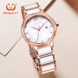 Les femmes de luxe en or rose regardent une montre d'usine à quartz en céramique personnalisée