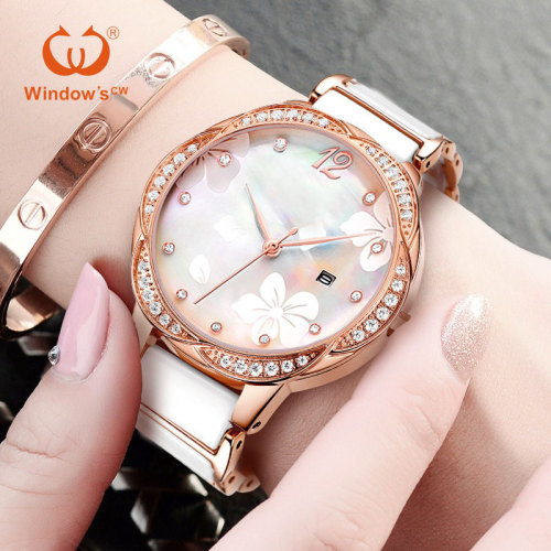 Les femmes de luxe en or rose regardent une montre d'usine à quartz en céramique personnalisée