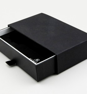 Hochwertige Uhrenbox aus Leder in Form eines schwarzen Quadrats mit PU-Kissen