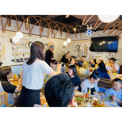 Emocionante evento empresarial de fin de semana: reunión de mitad de año y noche de karaoke