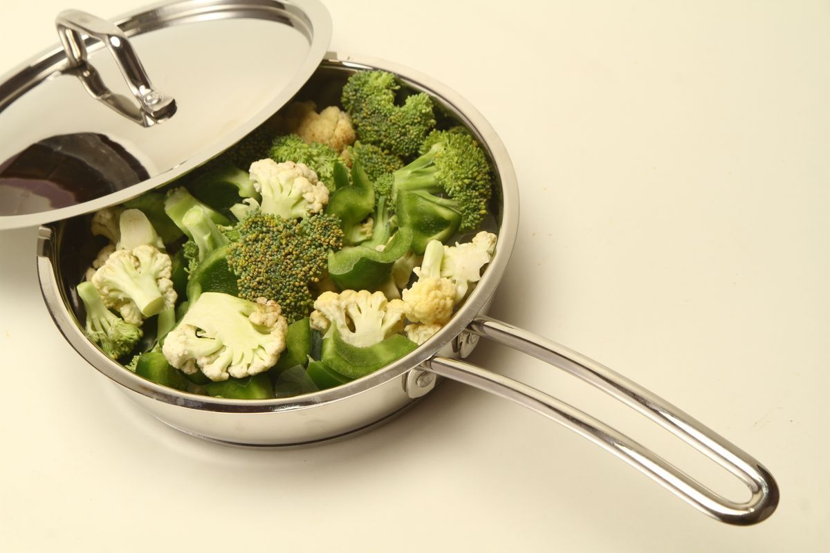 Cooking with a stainless steel pan