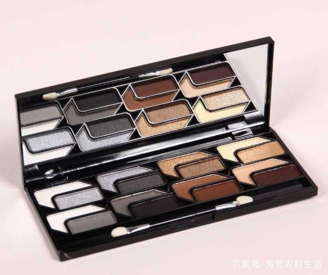 Choose eye shadow shades based on your eye color