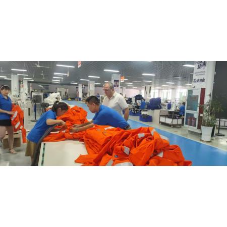 客户大老远跑来一趟,看的从来不只是几件工作服