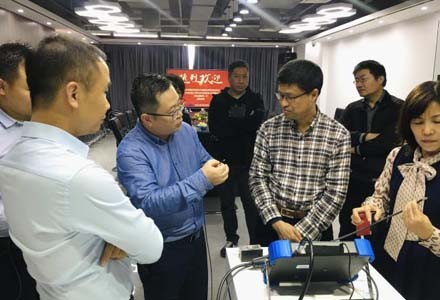 El profesor Liu afirmó plenamente el endoscopio de prueba no destructiva de nuestra empresa.