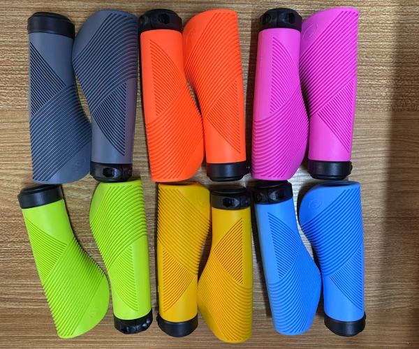 TPE Material Handlebar Covers with Anti-Slip Design Sweat-Resistant and Custom Colors for Mountain Bike Grips
