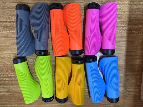 TPE Material Handlebar Covers with Anti-Slip Design Sweat-Resistant and Custom Colors for Mountain Bike Grips
