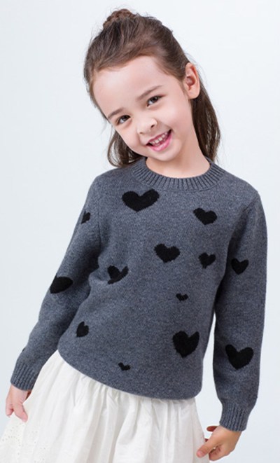 jersey de cachemir gris para niños con estampado de corazones y cuello redondo