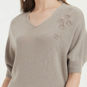 wholesale women 100% high quality pure cashmere long sweater with hand embroidery in low price