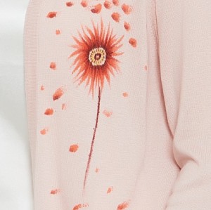 красивый женский кашемировый свитер в розовом с рисованной