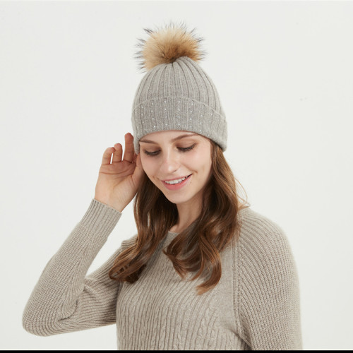 женская шапка среднего размера из шерсти и кашемира с помпоном