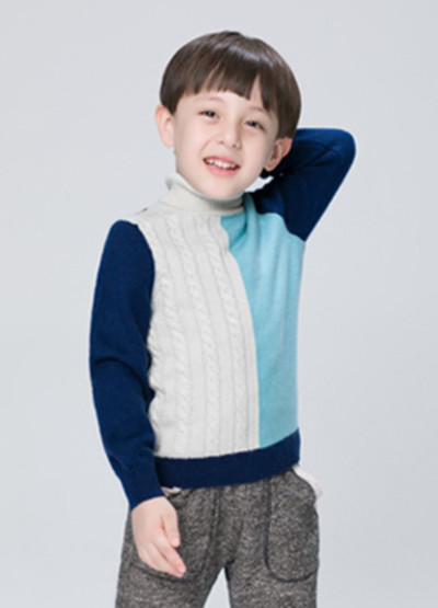 свитер цвета кашемира мальчика с высокой шеей