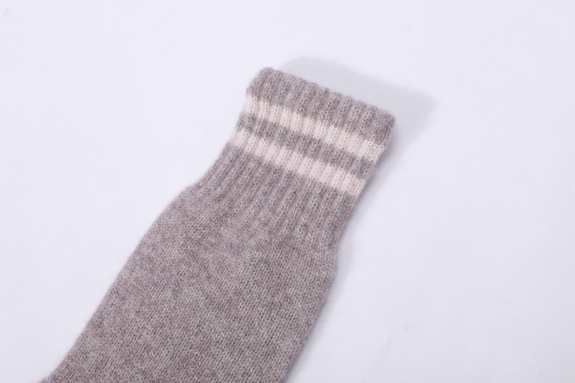 Seamless cashmere socks