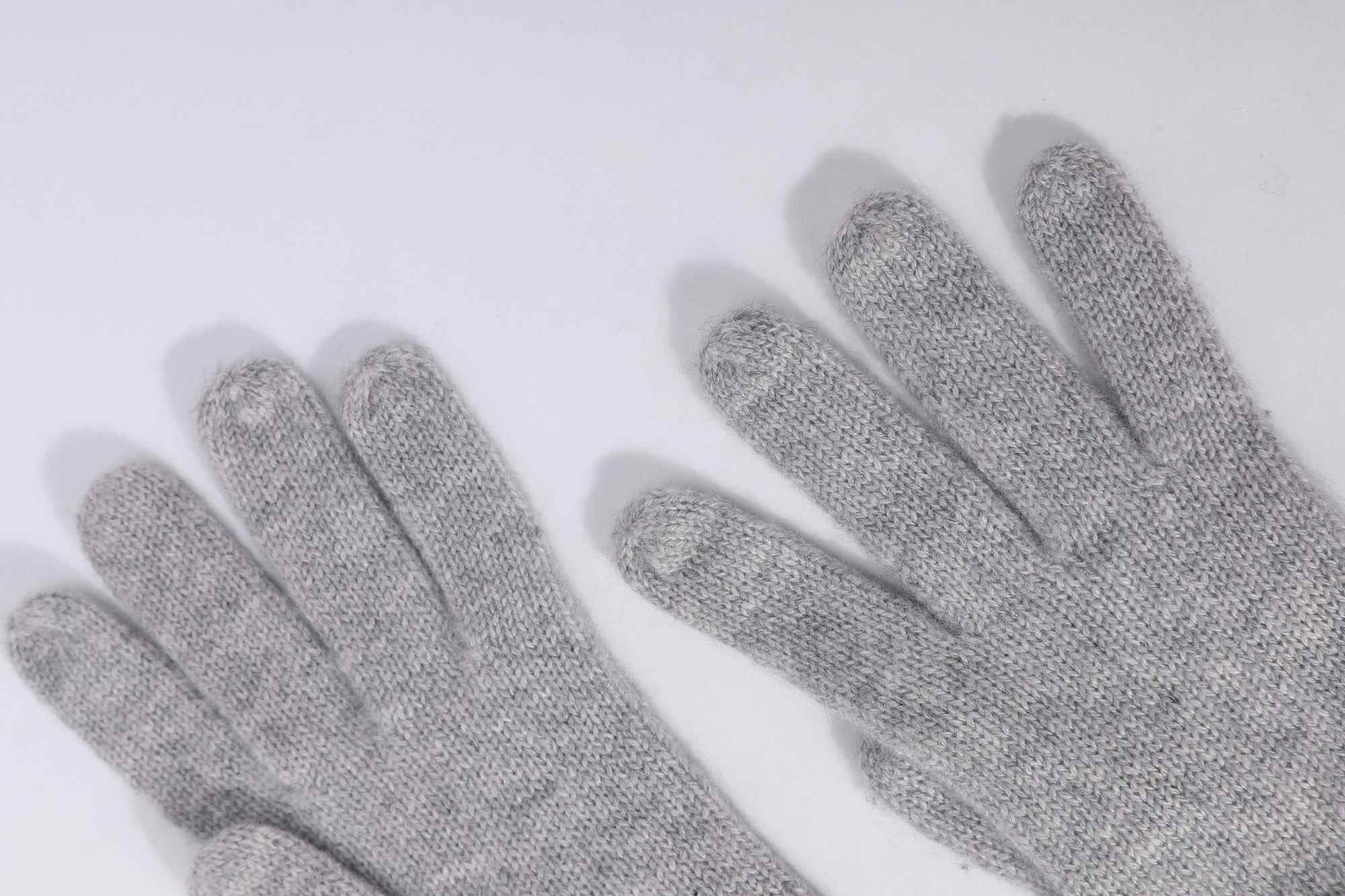 Seamless cashmere gloves