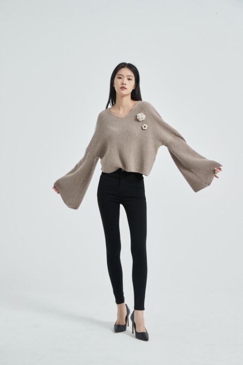 women pure cashmere fashion sweater with big sleeves and 3D handmade flowers