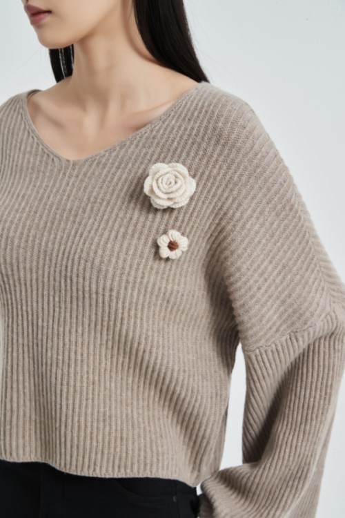 women pure cashmere fashion sweater with big sleeves and 3D handmade flowers