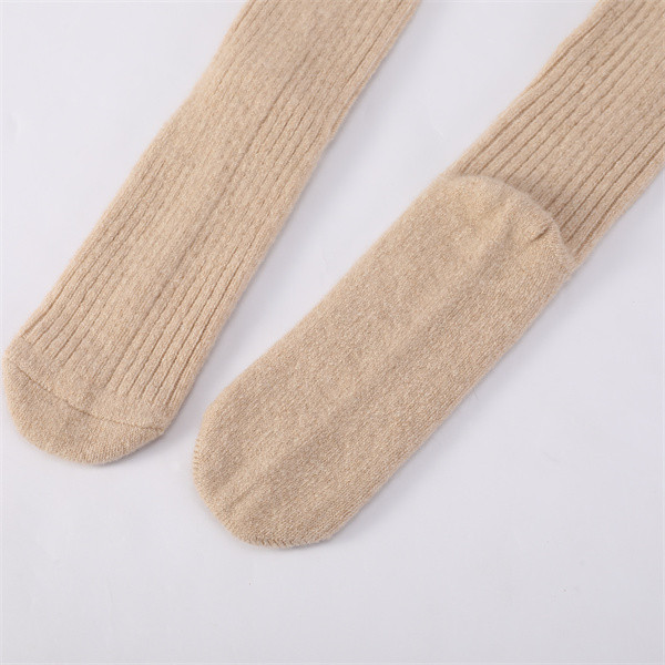 Seamless cashmere socks