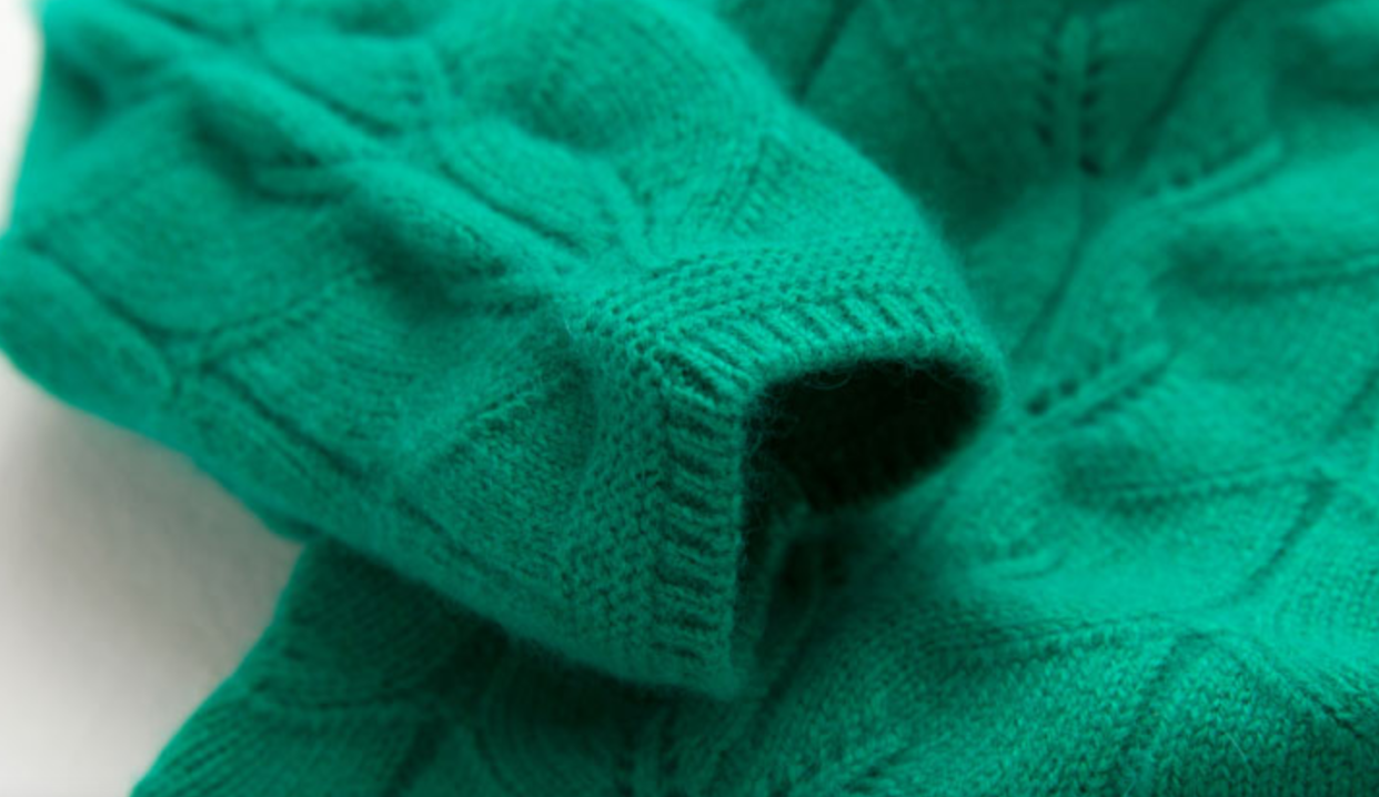 suéter cardigan de lana de cachemira de color verde claro para mujer