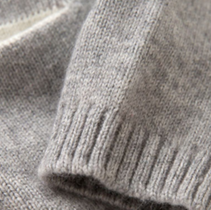 jersey de cachemir con estampado de conejita gris