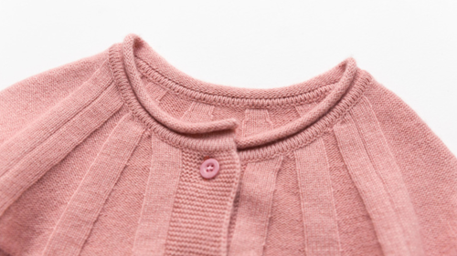 suéter de cachemira con costillas especiales para niña de color rosa con cuello redondo