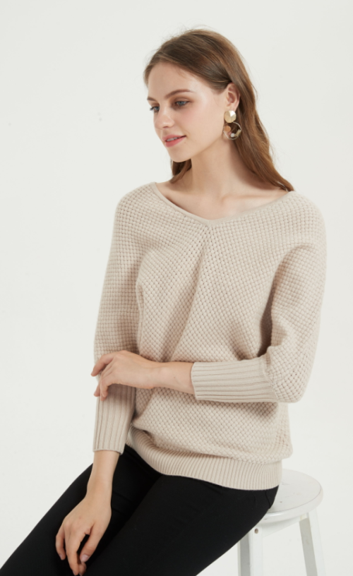 красивый женский кашемировый свитер натурального цвета