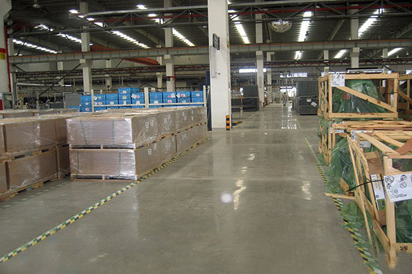 How can the floor of the workshop choose the right sealing and curing floor material?