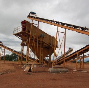 Sistema de transportadores utilizado en la planta de trituración de piedra o procesamiento de minerales.