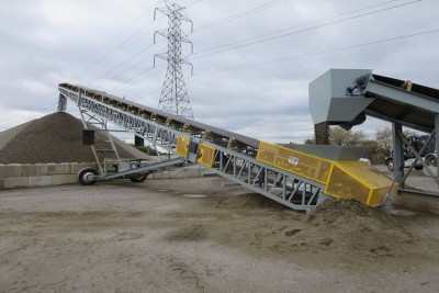 Mobile design with radial belt conveyor solution used for aggregate stacking handling