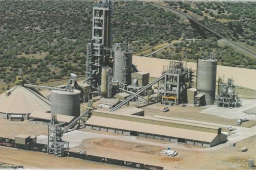 Planta de procesamiento de cemento que utiliza un sistema de cintas transportadoras para el manejo de materias primas