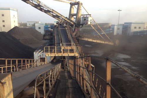 Sistema de transporte de carbón crudo a granel para almacenamiento y carga en puerto