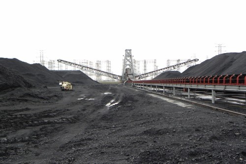 Sistema de transporte de carbón crudo a granel para almacenamiento y carga en puerto