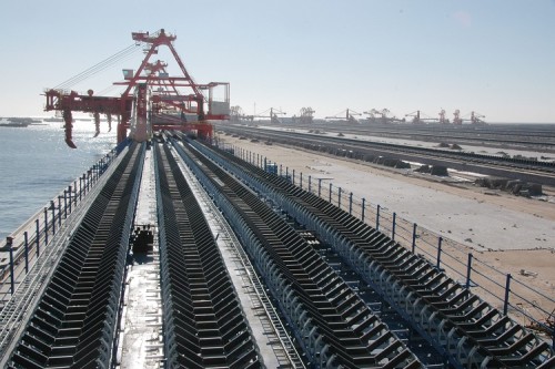 Sistema de transporte de carga y apilamiento de puertos