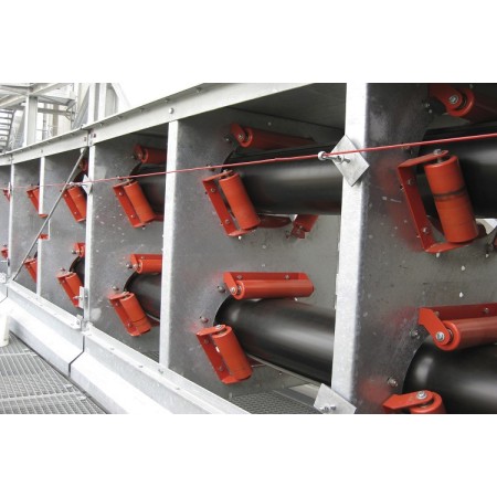 Cinta transportadora de tubos utilizada en la industria del cemento