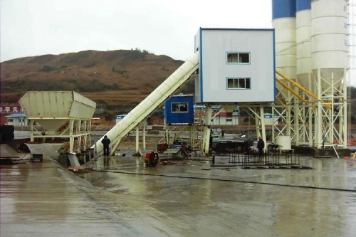 Large angle belt conveyor for mixed batch plant application no sprinkling