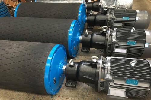 Belt conveyor drive pulley with rubber or ceramic lagging