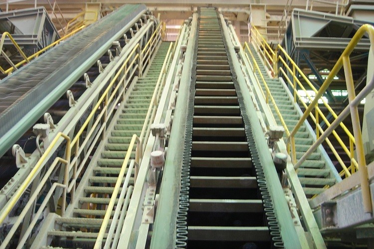 conveyor with sidewall