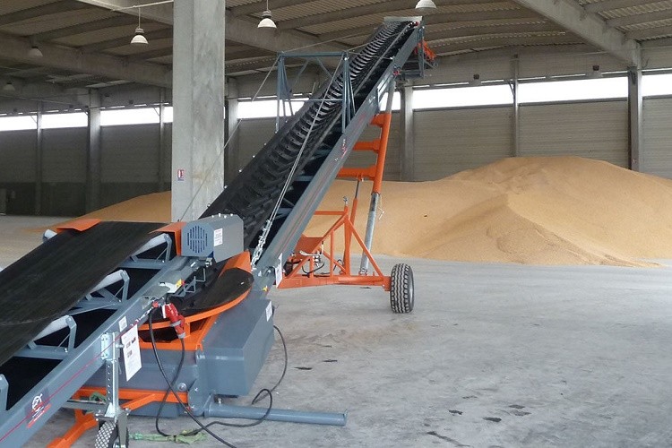 Mobile conveyor for grain